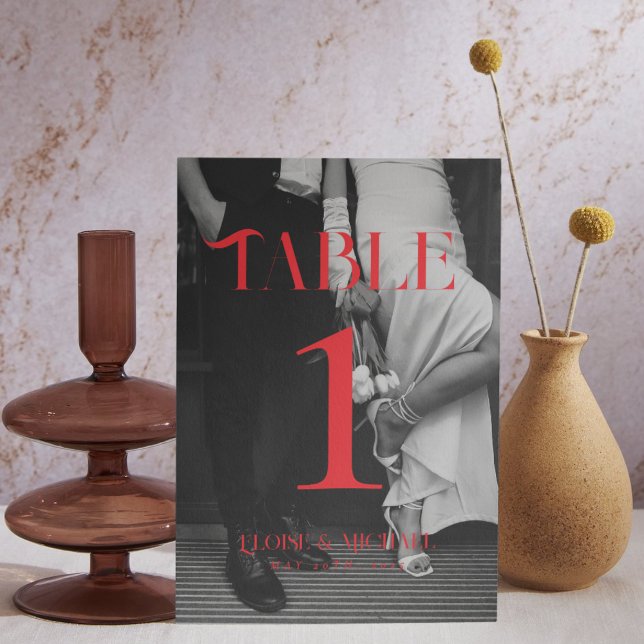 Tarjeta De Mesa Boda de fotografía negrita rojo moderno negro y bl (Make a striking statement at your reception with this bold photo table number card.)