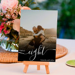 Tarjeta De Mesa Boda de fotos de nombres de secuencias de comandos<br><div class="desc">Sobreposición de la tabla simple de boda de guiones blancos negros,  con una foto superpuesta en negro,  y añada tu foto en la parte posterior para que un boda mantenga el sake.</div>