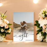 Tarjeta De Mesa Boda de fotos de nombres de secuencias de comandos<br><div class="desc">Sobreposición de la tabla simple de boda de guiones blancos,  con una foto superpuesta en blanco,  y añada tu foto al fondo para que un boda mantenga el sake.</div>