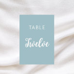 Tarjeta De Mesa Boda de guiones clásicos azul y turbio<br><div class="desc">Un polvoriento fondo azul,  texto blanco. Personalice y agregue sus números de tabla. Agrega tus números uno por uno.</div>