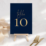 Tarjeta De Mesa Boda de guiones de oro azul de la Marina Clásica<br><div class="desc">La tabla Boda de guiones dorados azul de la Marina clásica se establece en un guión estilo escritura a mano y su número de tabla debajo. Personaliza fácilmente el número. El mismo diseño está en el otro lado y se actualizará simultáneamente a medida que realice el cambio al número. Añada...</div>