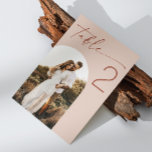 Tarjeta De Mesa Boda de guiones de Rubor pálido | Imagen de arco e<br><div class="desc">Trae un toque suave y romántico a la recepción de tu boda con esta tarjeta de número de la mesa de arco de color claro. Con un texto de guión elegante y una foto opcional en forma de arco, este diseño minimalista es perfecto para bodas modernos, neutrales, boho o con...</div>
