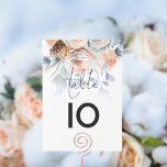 Tarjeta De Mesa Boda de guiones de Winter Blue Peach Florals<br><div class="desc">Boda de escritura de flores de invierno Blue Peach. La tabla se establece en un guión de estilo de escritura a mano y su número de tabla debajo con flores festivas de invierno de color azul y melocotón que bordean la parte superior detrás de un degradado teñido con el texto...</div>