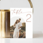 Tarjeta De Mesa Boda de guiones rosados de Rubor | Foto de Arco mi<br><div class="desc">Añada un toque suave y romántico a la recepción de su boda con esta elegante tarjeta con un guión rosa y una foto de un arco personalizado. Diseñado en un estilo minimalista, este suave número de mesa rosa rosa es perfecto para bodas con temas ruidosos, bohos o neutros. Fácilmente personalizable...</div>