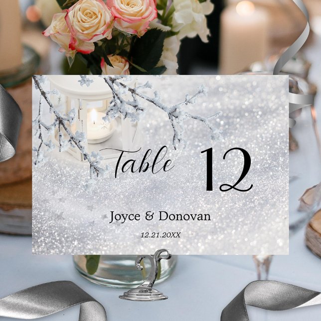 Tarjeta De Mesa Boda de invierno con una nieve brillante (Winter table number card featuring a candle lit lantern in sparkling snow)