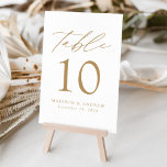 Tarjeta De Mesa Boda de la elegancia moderna blanca y dorada<br><div class="desc">Tarjetas de números de tabla minimalistas y de moda con letras modernas y doradas con "Table" en escritura moderna de caligrafía. El diseño tiene un fondo blanco o un color de su elección. El diseño se repite en la parte posterior. Para solicitar las tarjetas de tabla: agregue su nombre, fecha...</div>