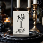 Tarjeta De Mesa Boda de la Noche de Halloween de Living Wed<br><div class="desc">Este diseño mide 5 x 7 pulgadas/ 12, 7 x 17, 8 cm y es perfecto para números de tabla. Establezca el tono para su día oscuro y romántico con nuestra colección de bodas Góticos Skeleton Grunge. Con audaces diseños en blanco y negro con temerosos motivos esqueléticos, nuestras invitaciones, signos...</div>