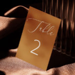 Tarjeta De Mesa Boda de otoño de guion Minimalista de Mustard Brow<br><div class="desc">Esta elegante tarjeta numero de mesa de boda presenta un rico fondo de color marrón mostaza emparejado con un delicado guión blanco y una numeración audaz para un aspecto limpio y moderno. El cálido tono ocre con especias le da un ambiente acogedor y terrenal, perfecto para bodas de otoño, recepciones...</div>