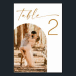 Tarjeta De Mesa Boda de otoño | Foto de arco moderno de doble cara<br><div class="desc">Guíe a sus huéspedes con estilo usando esta tarjeta personalizada de número de tabla boda de doble cara. Con una tipografía audaz en un rico marco de fotos marrón mostaza y un moderno arco, este diseño le permite mostrar dos fotos diferentes -una a cada lado- para un toque significativo y...</div>
