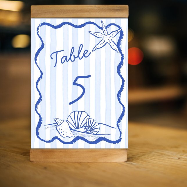 Tarjeta De Mesa Boda de playa ondulada azul con cascos azules (Seashells handrawn sketch blue wavy border beach wedding table number cards personalized decor)