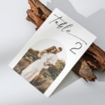 Tarjeta De Mesa Boda de script minimalista | Imagen de arco elegan<br><div class="desc">Añada un toque personal y elegante a su recepción nupcial con esta moderna tarjeta minimalista con números de mesa en blanco y negro. Con una fuente de escritura elegante y la opción de incluir una foto en arco, este número de tabla es perfecto para bodas contemporáneos, neutrales o con temas...</div>