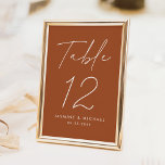 Tarjeta De Mesa Boda de Terracotta con guión Minimalista moderno<br><div class="desc">Tarjetas simples y modernas con números de tabla boda con "Table" mostradas en un guión blanco escrito a mano con fondo de terracota (o un color de su elección). Para solicitar las tarjetas de tabla de boda de terracota: agregue su nombre, fecha de boda y número de tabla. Cada número...</div>