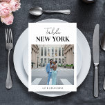 Tarjeta De Mesa Boda de viajes de nombre y foto de destino moderno<br><div class="desc">Decore sus mesas bodas con esta elegante tarjeta, que incluye su foto y texto personalizado. Añade fácilmente tus propios detalles haciendo clic en la opción "personalizar". 🌸 NOTA: El tamaño de esta tarjeta es de 3, 5" x 5". Si desea un tamaño mayor, por favor contáctame antes de 💖 su...</div>