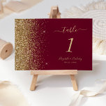 Tarjeta De Mesa Boda del Borgoña Purpurina dorado rojo moderno<br><div class="desc">El borde izquierdo de este elegante y moderno número de mesa boda tiene un diseño purpurina de imitación dorada. El texto del personalizable combina la escritura a mano de color dorado pálido,  el copperplate y las letras cursivas en un fondo rojo borgoña.</div>