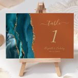 Tarjeta De Mesa Boda del Naranja de la Agencia de Oro verde azulad<br><div class="desc">El borde izquierdo de esta elegante y moderna tarjeta boda número de mesa cuenta con un verde azulado borde de barra de acuarela azul recortado con un falso purpurina de oro. El texto del personalizable combina la escritura a mano de color dorado, las letras cursivas y las fuentes de copperplate...</div>