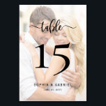 Tarjeta De Mesa Boda fotográfico con guión caligráfico de doble ca<br><div class="desc">Moderna Elegante Caligrafía Guión Foto Superposición Boda Números De Tabla Doble cara. Ayude a sus huéspedes a encontrar fácilmente su camino con estas sencillas y elegantes tarjetas de doble cara. ¡Añadir fácilmente tus números favoritos, foto, nombres y fecha! Cuenta con un guión de caligrafía "tabla" con letras a mano de...</div>