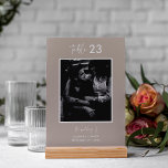 Tarjeta De Mesa Boda fotográfico de guiones de caligrafía mínima<br><div class="desc">Tarjeta de número de tabla de guiones mínimos de caligrafía neutra, personalizar este producto con cualquier número de tabla que necesite y su imagen de elección más nombres y fecha de boda. También disponible como opción de diseño sin imagen y en blanco y negro o verde sabio - mire en...</div>