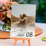 Tarjeta De Mesa Boda fotográfico de la moda de overlay blanca<br><div class="desc">Sencillo revestimiento de una mesa boda de caligrafía romántica blanca y negra,  con una foto sobre la cubierta blanca.</div>