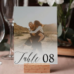 Tarjeta De Mesa Boda fotográfico elegante de caligrafía en overlay<br><div class="desc">Moderno y elegante Sobreposición de la mesa de boda de caligrafía blanca y simple,  con una foto sobre la cubierta blanca.</div>