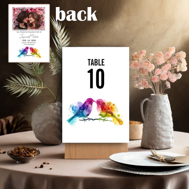 Tarjeta De Mesa Boda LGBTQ+ Pareja del Arcoíris (LGBTQ+ wedding Rainbow Lovebirds Table Number)