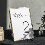 Tarjeta De Mesa Boda minimalista de escritura moderna en blanco y<br><div class="desc">Eleva tu decoración boda con este número minimalista de mesa en blanco y negro, con una tipografía de escritura elegante. El diseño ofrece una estética limpia y moderna, lo que lo convierte en una elección versátil para diversos temas bodas, como los estilos contemporáneo, rústico o clásico. Ideal para parejas que...</div>