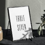 Tarjeta De Mesa Boda minimalista moderno simple y blanco<br><div class="desc">Número de tabla de boda de tipografía minimalista simple y blanca. Adecuado para cumpleaños,  aniversario y cualquier otro fiesta.</div>