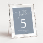 Tarjeta De Mesa Boda mínimo azul turbio<br><div class="desc">Número mínimo y elegante de la tabla de bodas con texto de escritura moderno que dice "Mesa" en la parte superior sobre un polvoriento fondo azul.</div>