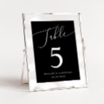 Tarjeta De Mesa Boda mínimo negro<br><div class="desc">Número mínimo y elegante de la tabla de bodas con un texto de escritura moderno que dice "Tabla" en la parte superior sobre un fondo negro.</div>