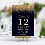 Tarjeta De Mesa Boda moderno azul de la Marina de Confetti Gold<br><div class="desc">Número de tabla de Boda moderno azul de la Marina de Confetti dorada. Bello confeti de oro de cristal de época sobre un fondo azul marino. Este diseño moderno y personalizado se puede personalizar fácilmente con sus propios detalles.</div>