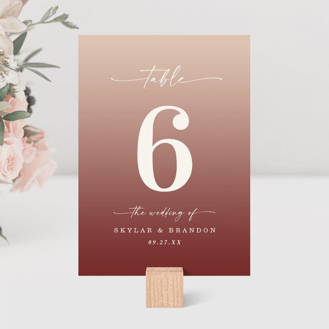 Tarjeta De Mesa Boda Monogramada de Ombre Rojo de Champagne y Cinn (Subido por el creador)