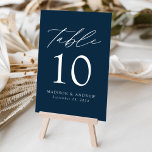 Tarjeta De Mesa Boda Navy Modern Elegance<br><div class="desc">Tarjetas de números de tabla minimalistas y modernas con letras blancas modernas con "Table" en un guión moderno de caligrafía. El diseño presenta un fondo marino o un color de su elección. El diseño se repite en la parte posterior. Para solicitar las tarjetas de tabla: agregue su nombre, fecha de...</div>