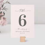 Tarjeta De Mesa Boda rosa pálido en polvo de color sólido simple<br><div class="desc">Sencillo Color Sólido Pálido Polvo Boda Rosa Wedding Recepción Cena Números de Mesa. Esta moderna tarjeta de mesa de moda es sencilla, clásica y elegante, con un color de fondo sólido y un tipo de letra caligrafía con bonito con cruz. Mostrado en la nueva autopista. Disponible en varias opciones de...</div>