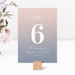Tarjeta De Mesa Boda Rubor rosa y azul turbio simple<br><div class="desc">Sencilla recepción Rubor Rosa & Dusty Blue Wedding Número de la cena. Esta moderna tarjeta de mesa de moda es simple, clásica y elegante, con un suave degradado oscuro y un tipo de letra caligrafía con bonito con cruz. Mostrado en la nueva autopista. Disponible en varias opciones de color, o...</div>