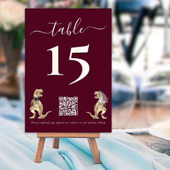 Tarjeta De Mesa Boda temática de dinosaurios Código QR Burgundy (Dinosaur theme wedding qr code for photo & video burgundy and cream custom table number cards modern)