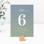 Tarjeta De Mesa Boda verde azul y hoja de color ocmbre simple<br><div class="desc">Sencillo Ombre Dusty Blue & Leaf Green Wedding Número De Mesa De La Cena. Esta moderna tarjeta de mesa de moda es simple, clásica y elegante, con un suave degradado oscuro y un tipo de letra caligrafía con bonito con cruz. Mostrado en la nueva autopista. Disponible en varias opciones de...</div>
