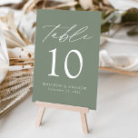 Tarjeta De Mesa Boda verde sabio moderno y elegante<br><div class="desc">Tarjetas de números de tabla minimalistas y modernas con letras blancas modernas con "Table" en un guión moderno de caligrafía. El diseño presenta un fondo verde sabio o un color de su elección. El diseño se repite en la parte posterior. Para solicitar las tarjetas de tabla: agregue su nombre, fecha...</div>