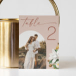 Tarjeta De Mesa Camellia vintage. Boda fotográfico de arco rosa pá<br><div class="desc">Elegante boda de escritura floral Número de tabla con camelia vintage en flor y foto en tonos rosa pálido pastel,  rubor polvoriento,  colores crema. Por favor,  contáctame si necesitas artículos adicionales.</div>
