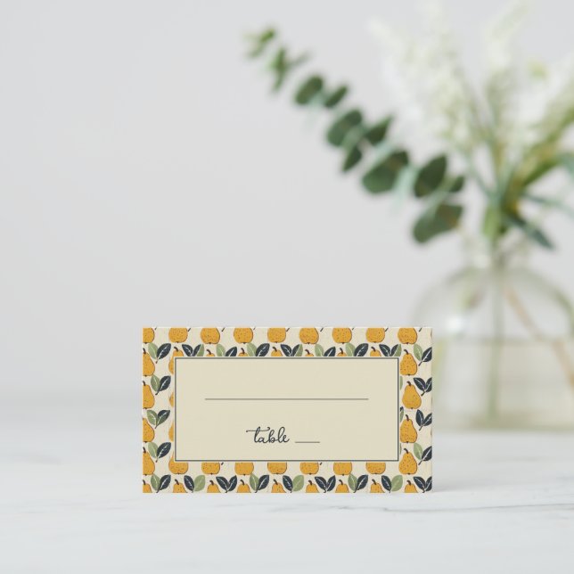 Tarjeta De Mesa Cheerful Yellow Pear Illustration (Anverso de pie)