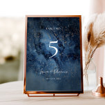 Tarjeta De Mesa Cielo nocturno celeste | Número de tabla de oro<br><div class="desc">Este cielo celestial nocturno | El número de la mesa dorada es perfecto para su boda con estrellas inferiores encantado. El cielo de color azul marino oscuro, salpicado de estrellas doradas, marcará la pauta de tu boda al aire libre de boho nocturno. Personalízalo como quieras o manténgalo como está. No...</div>