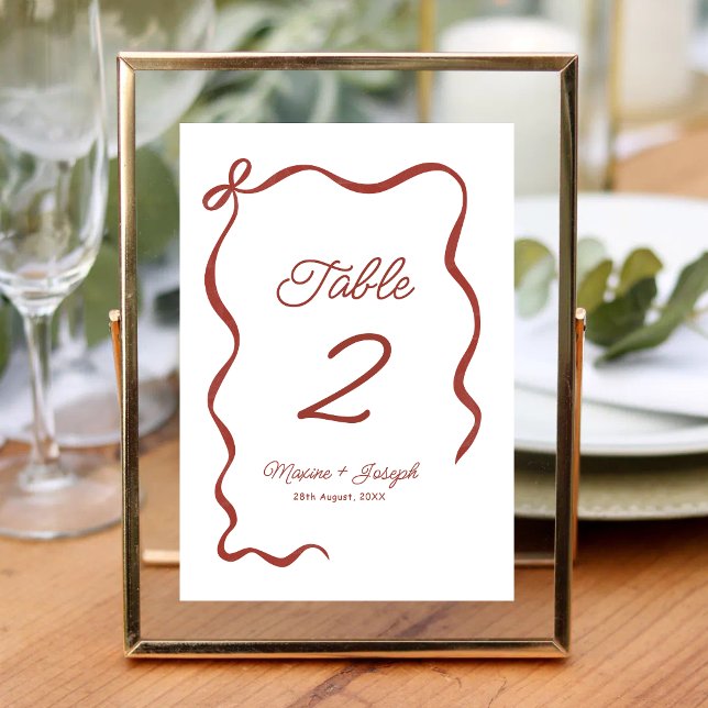 Tarjeta De Mesa Cinta de Arco Dibujada a Mano Roja Boceto Boda (Red hand drawn bow ribbon sketch wedding table number adds charming elegance and easy navigation.)