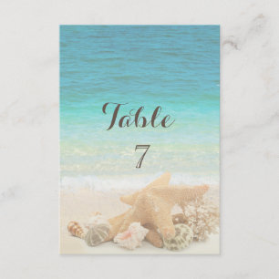 Tarjeta de mesa con conchas de boda en la playa