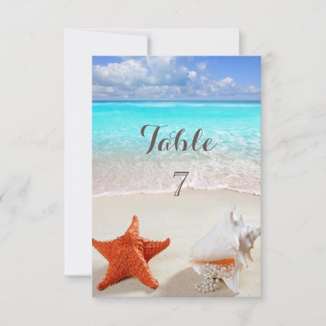 Tarjeta de mesa con conchas de boda en la playa (Anverso)