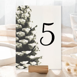 Tarjeta De Mesa Cono natural de pino sobre Boda blanco