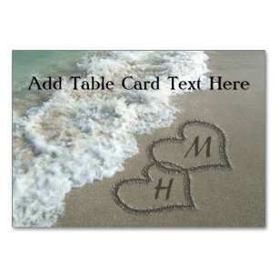 Tarjeta De Mesa Corazones entrelazados en la arena de la playa
