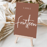 Tarjeta De Mesa CUARTA DE Tabla con guiones de mano oxidada<br><div class="desc">Las tarjetas de número de tabla simple y de moda en color de tierra rojizo marrón y blanco hacen una declaración elegante en su boda o evento. Las funciones de diseño "table [number]" se encuentran en una mezcla de letras clásicas de sif y manuscritas. El diseño se repite en ambos...</div>