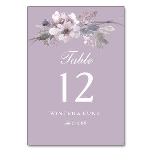 Tarjeta de mesa de boda con acuarela floral púrpur