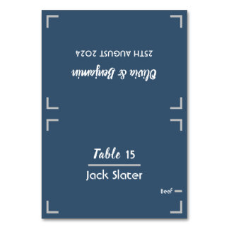 Tarjeta de mesa de boda con letra manuscrita azul