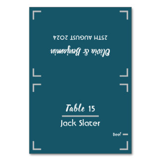 Tarjeta de mesa de boda con letra manuscrita azul