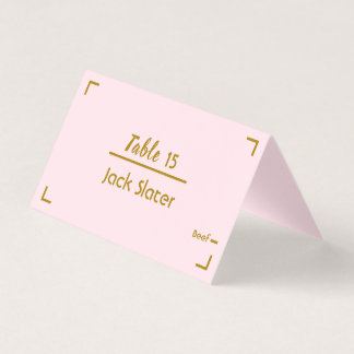 Tarjeta de mesa de boda con letra manuscrita rosa