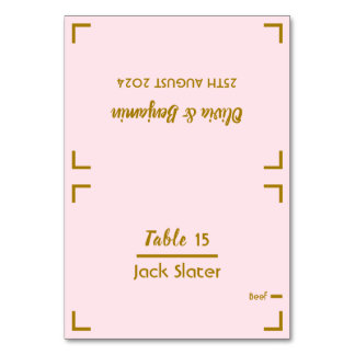 Tarjeta de mesa de boda con letra manuscrita rosa